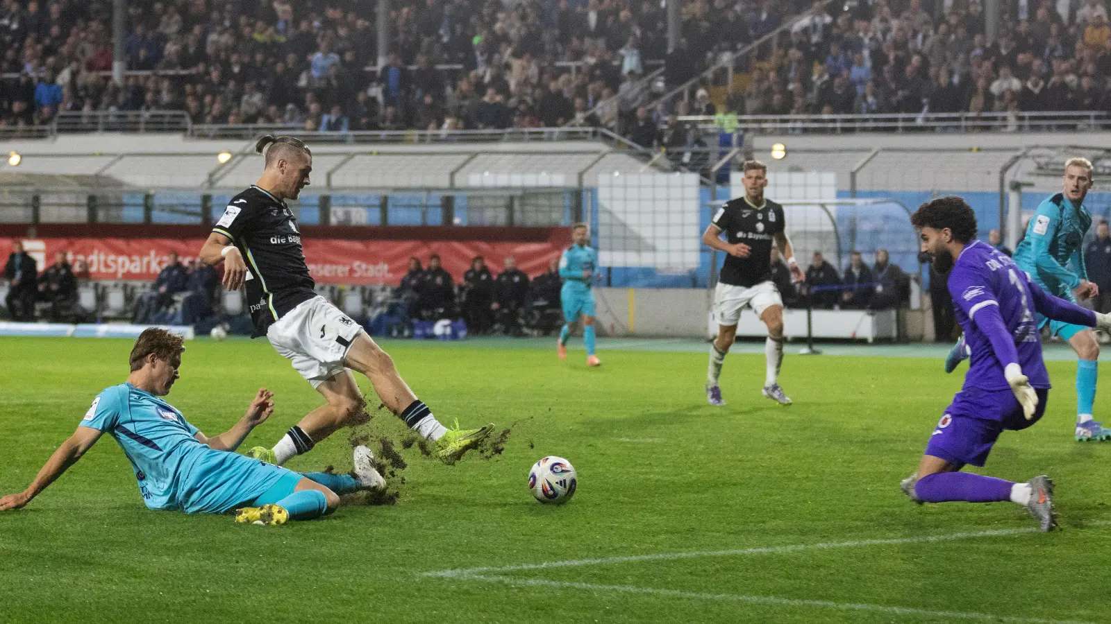 Harter Kampf: Löwen gegen die Viktoria aus Köln.  (Foto: Anne Wild)