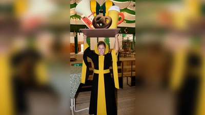 Das Münchner Kindl, Franziska Inselkammer, präsentiert das neue Logo für den Sammlerkrug. (Foto: Robert Bösl)