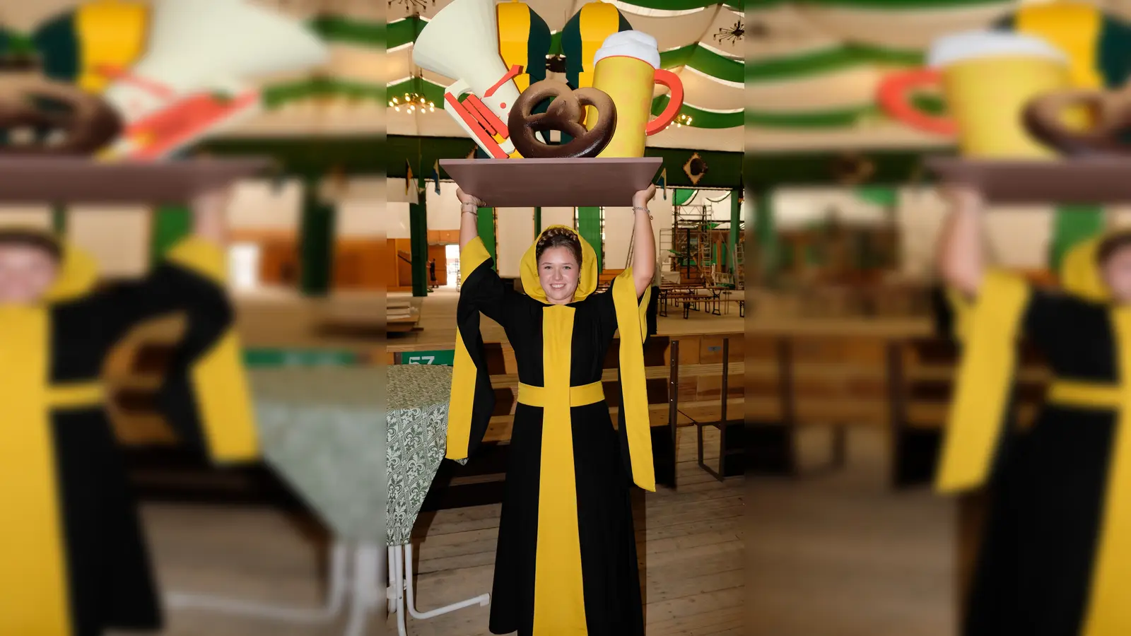 Das Münchner Kindl, Franziska Inselkammer, präsentiert das neue Logo für den Sammlerkrug. (Foto: Robert Bösl)