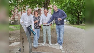 v.l.n.r.: 1. Bürgermeister Christian Schiller, Umweltingenieurin Ines Bethge (AWA Ammersee), Bauamtsleiter Oliver Gerweck und Wassermeister Moritz Guggemos (AWA Ammersee) vor dem neuen Trinkbrunnen im Kurpark Herrsching. (Foto: Gemeinde Herrsching)