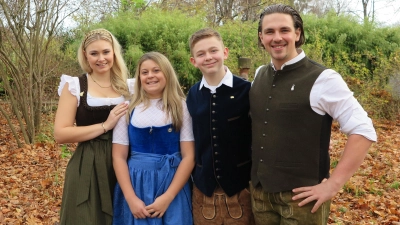 Das Prinzenpaar Moritz I. (rechts) und Lisa I. (links) mit dem Jugendprinzenpaar Luca I. und Emilia I. (Foto: Feringa e.V.)