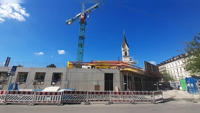 Derzeit laufen die Rohbauarbeiten für den Neubau an der Ecke Schrenk-/Westendstraße, der 2027 bezugsfertig sein soll. (Foto: kö)
