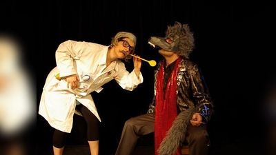 Die Schauspieler Sandra Jankowski und Frank Klaffke beziehen auch die Kinder direkt in das Geschehen auf der Bühne mit ein.  (Foto: Theater Sturmvogel)