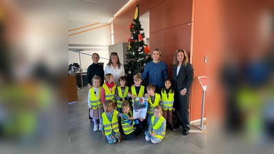 Über den geschmückten Christbaum in der VR Bank Herrsching freuen sich (v.l.) Martina Ullmer (VR Bank), Marina Dollak und Arzana Gerbeshi (Kindertreff Herrsching), Hermine Geng (VR Bank) sowie die Kinder vom Kindertreff. (Foto: Kindertreff Herrsching)
