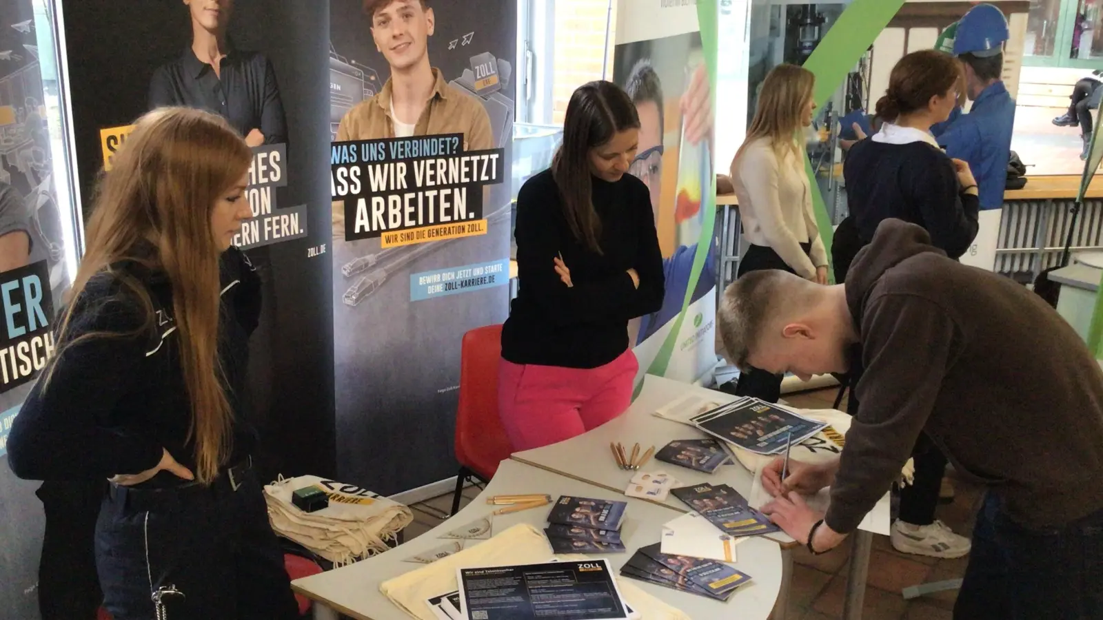 Am Berufsinformationstag hatten Schüler der Carl-von-Linde Realschule die Möglichkeit, mit verschiedenen Unternehme ins Gespräch zu kommen. (Foto: CvL/Steffen Paszkowski )