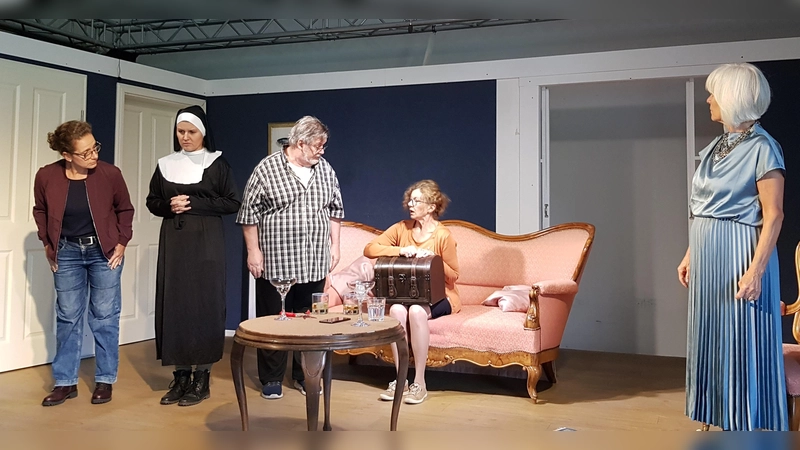 Wer hat denn nun den Gärtner auf dem Gewissen? Die NeuriederTheaterei bei der Probe (von links): Maren Goerge, Isabelle Kreusch, Alexander Vielberth, Heike Witte, Gabi Kreusch. (Foto: M. Schiffers)