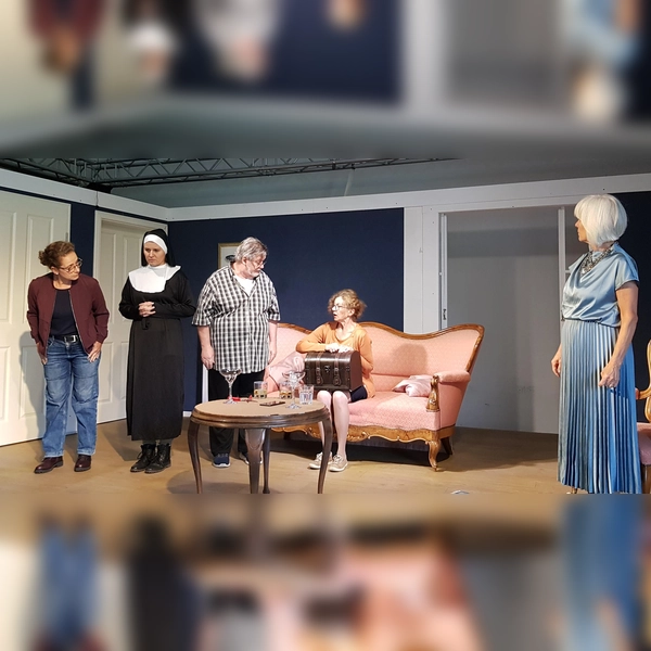 Wer hat denn nun den Gärtner auf dem Gewissen? Die NeuriederTheaterei bei der Probe (von links): Maren Goerge, Isabelle Kreusch, Alexander Vielberth, Heike Witte, Gabi Kreusch. (Foto: M. Schiffers)