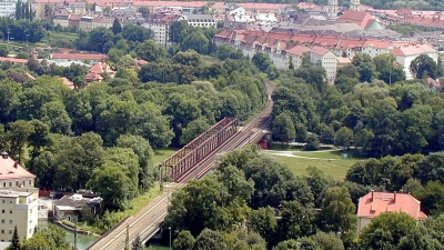 Die Braunauer Brücke (Bildmitte) wäre für Fußgänger und Radler eine gute Querungsmöglichkeit über die Isar.  (Foto: job)