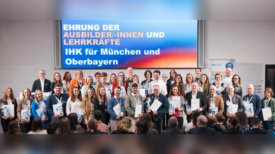  Geehrte Vertreterinnen und Vertreter aus Schulen und Betrieben des Kammerbezirks München und Oberbayern. (Foto: Das Kraftbild/Gajanin für den BIHK)
