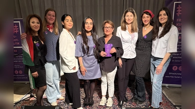 Diskutierten strukturelle Fragen (von links): April Peltz, Musikerin Tina Menger, Neslihan Köse, Mursal Noorzai, Dr. Corina Toledo, (erste Vorstandsvorsitzende frau-kunst-politik e.V.), Moderatorin Naciye Özsu, Musikerin Lazy Maryam, Ayan Nazarov. (Foto: FKP)