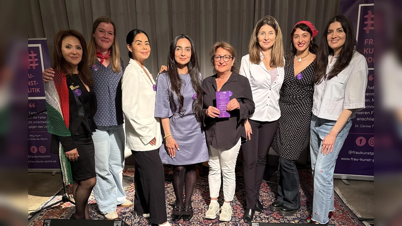 Diskutierten strukturelle Fragen (von links): April Peltz, Musikerin Tina Menger, Neslihan Köse, Mursal Noorzai, Dr. Corina Toledo, (erste Vorstandsvorsitzende frau-kunst-politik e.V.), Moderatorin Naciye Özsu, Musikerin Lazy Maryam, Ayan Nazarov. (Foto: FKP)