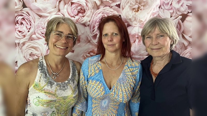 Annette Arand (l). und Sonja Brandtner (r.) bilden den Vorstand von wohlBedacht. Ute Daumiller war bis 2022 im Vorstand und hat als Architektin viele Bauprojekte des Vereins begleitet. (Foto: wohlBEDACHT e.V.)