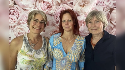 Annette Arand (l). und Sonja Brandtner (r.) bilden den Vorstand von wohlBedacht. Ute Daumiller war bis 2022 im Vorstand und hat als Architektin viele Bauprojekte des Vereins begleitet. (Foto: wohlBEDACHT e.V.)