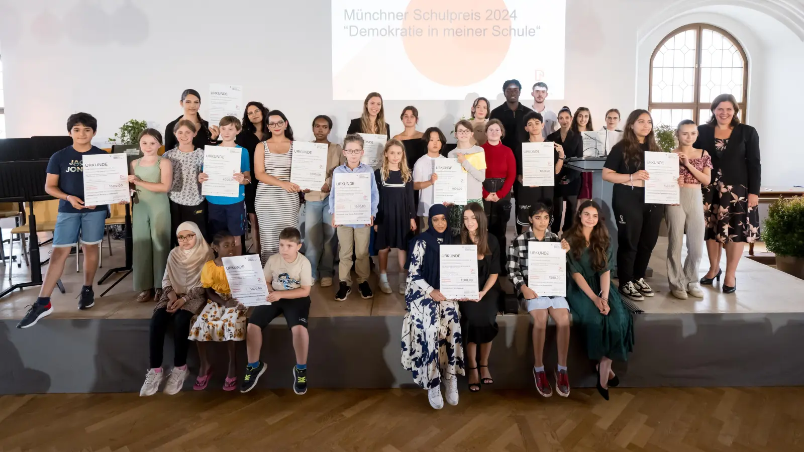 Die diesjährigen Gewinner des Münchner Schulpreises. Auch die Grundschule an der St.-Veit-Straße in Berg am Laim gehört dazu. (Foto: Tobias Hase/RBS)