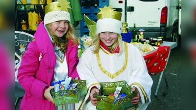 Alina Schrüfer (l.) und Elisabeth Hofmann als Engerl auf dem Obermenzinger Bauernmarkt. (Foto: cm)