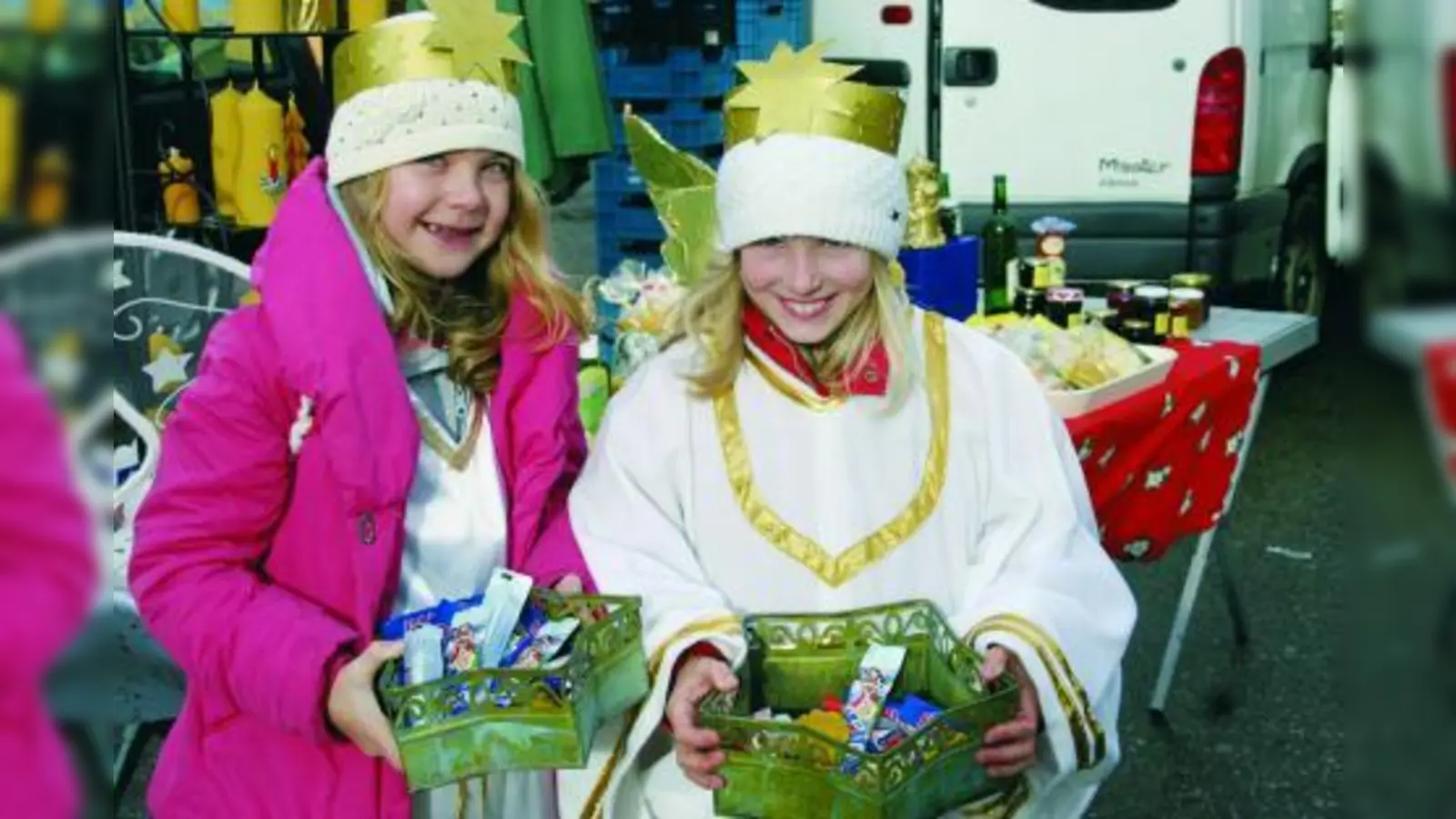 Alina Schrüfer (l.) und Elisabeth Hofmann als Engerl auf dem Obermenzinger Bauernmarkt. (Foto: cm)