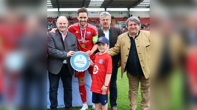 Der sieben Jahre alte Luca erhielt von BFV-Schatzmeister Jürgen Faltenbacher (4.v.l.) und Spielleiter Josef Janker (2.v.r.) den Glasteller des „Bayerischen Amateurmeisters” für die SpVgg Unterhaching mit Markus Schwabl (2.v.l.) und Seppi Welzmüller (3.v.r.). (Foto: Fabian Frühwirth/BFV)