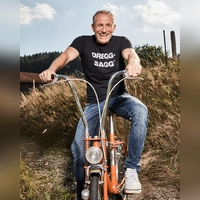 Kabarettist und Comedian Michl Müller tanzt den „Limbo of Life“. (Foto: Thomas Pfeiffer)