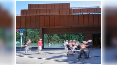 Von außen schlicht mit Edelrost und innen riesig interessant: Die Archäologische Staatssammlung im Lehel wurde nach der Sanierung jetzt wiedereröffnet. <br> (Foto: © Archäologische Staatssammlung, Stefanie Friedrich)