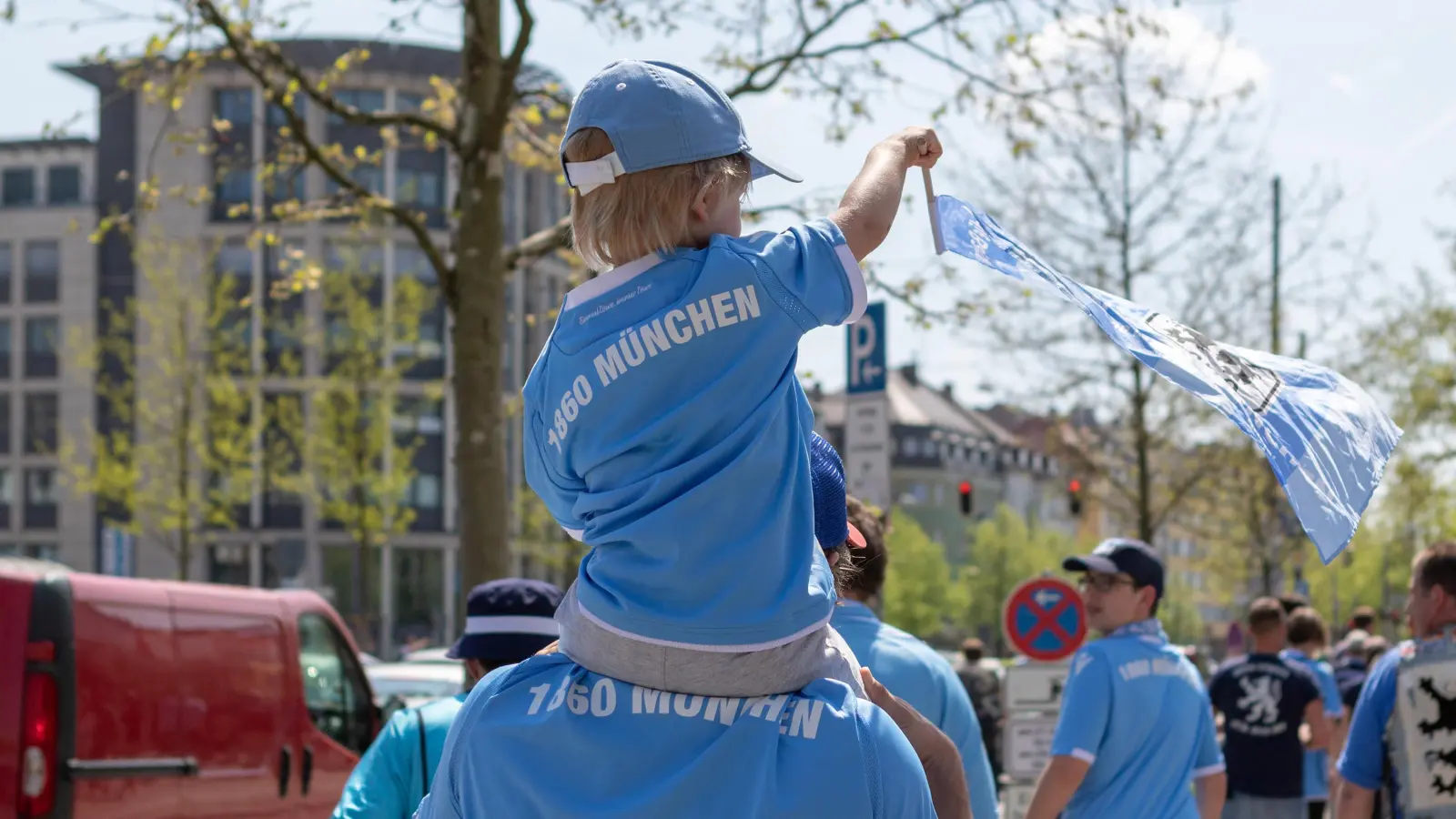 Fangenerationen: Familien im Stadion. (Foto: Anne Wild)