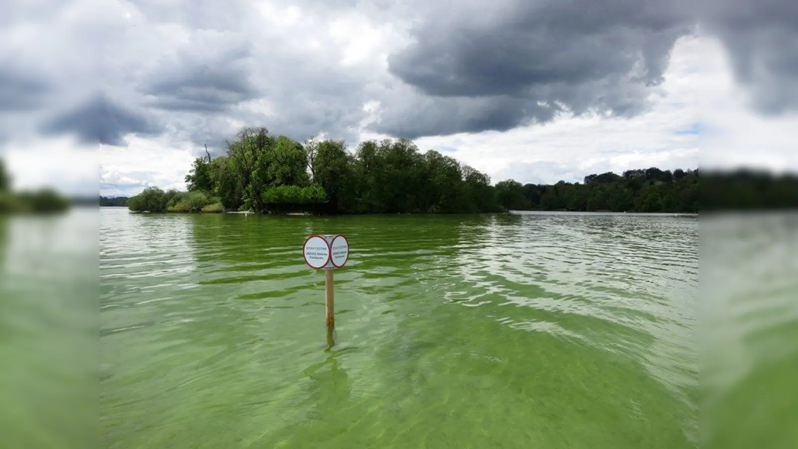 Die Roseninsel mit ihren über 3000 Jahre alten Pfahlbauten ist seit 2011 UNESCO-Weltkulturerbe. Bojen im Uferbereich sollen das fragile Erbe vor mutwilliger Zerstörung bewahren. (Foto: LRA Starnberg/M. Gschwind)