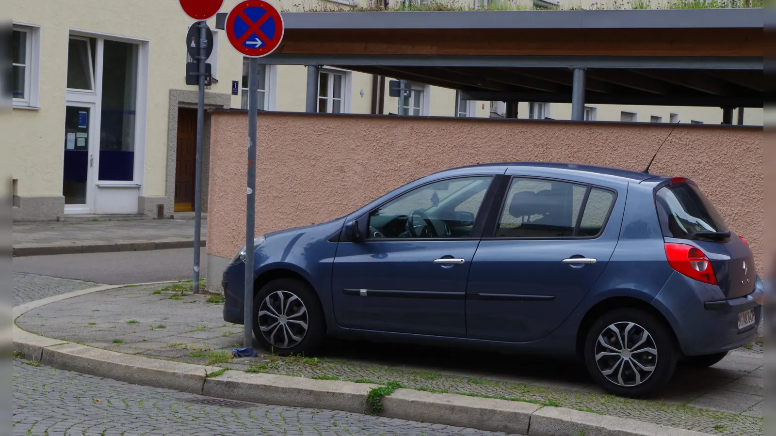 Die meisten solcher Gehwegparker würden durch die Einführung von Parklizenzen entfallen. (Foto: Beatrix Köber)