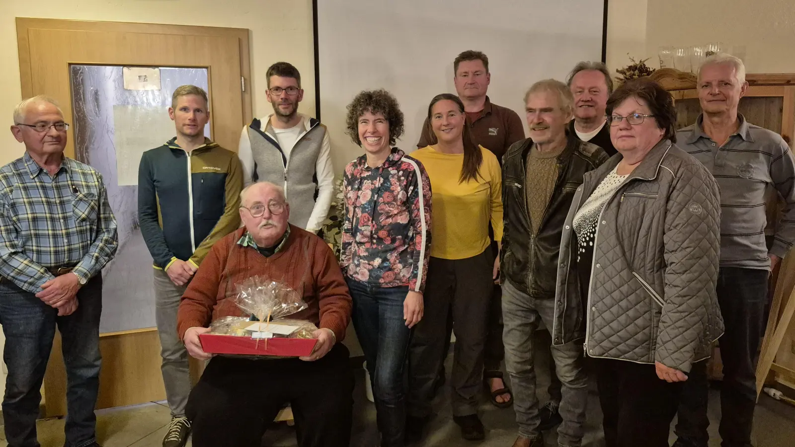 Trafen sich zur Jahreshauptversammlung (v.l.): Heinz Weidner, Stefan Reisinger, Hans Fromm (sitzend), Christian Hackl, Tanja von Ehrenstein, Monika Pierson, Michael von Ehrenstein, Leonhard Lotter, Hans Reindl, Anita Fromm und Jean-Marie Pierson. (Foto: Obst- und Gartenbauverein Weilheim)