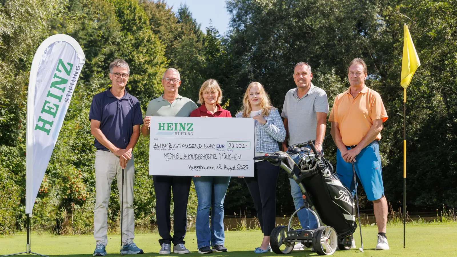 Wolfgang Haslberger, Dr. Weyerer , Petra Finkbeiner, Gloria Heinz, Bernd Kiefer und Herbert Kufer bei der Spendenübergabe auf der Golfanlage Holledau. (Foto: HEINZ Stiftung)