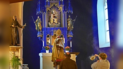 Eucharistischer Segen im Licht der untergehenden Sonne in der Wallfahrtskirche Maria Rast. Pater Ignatius konnte bei der letzten Maiandacht nicht allzu viele Kirchgänger segnen. (Foto: R. Lex)