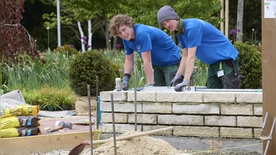 Louis Bauer (l.) und Johannes Auer gehen als Vizemeister der bayerischen Landschaftsgärtnerinnen und Landschaftsgärtner auch in diesem Jahr an den Start. (Foto: Carolin Tietz, VGL Bayern)