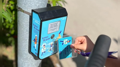 Die aufgehängten Spielboxen des Such- und Laufspiels „kreuz &amp; quer“ können von den Spielenden mit einer Karte abgescannt werden. (Foto: LHM/MOR)