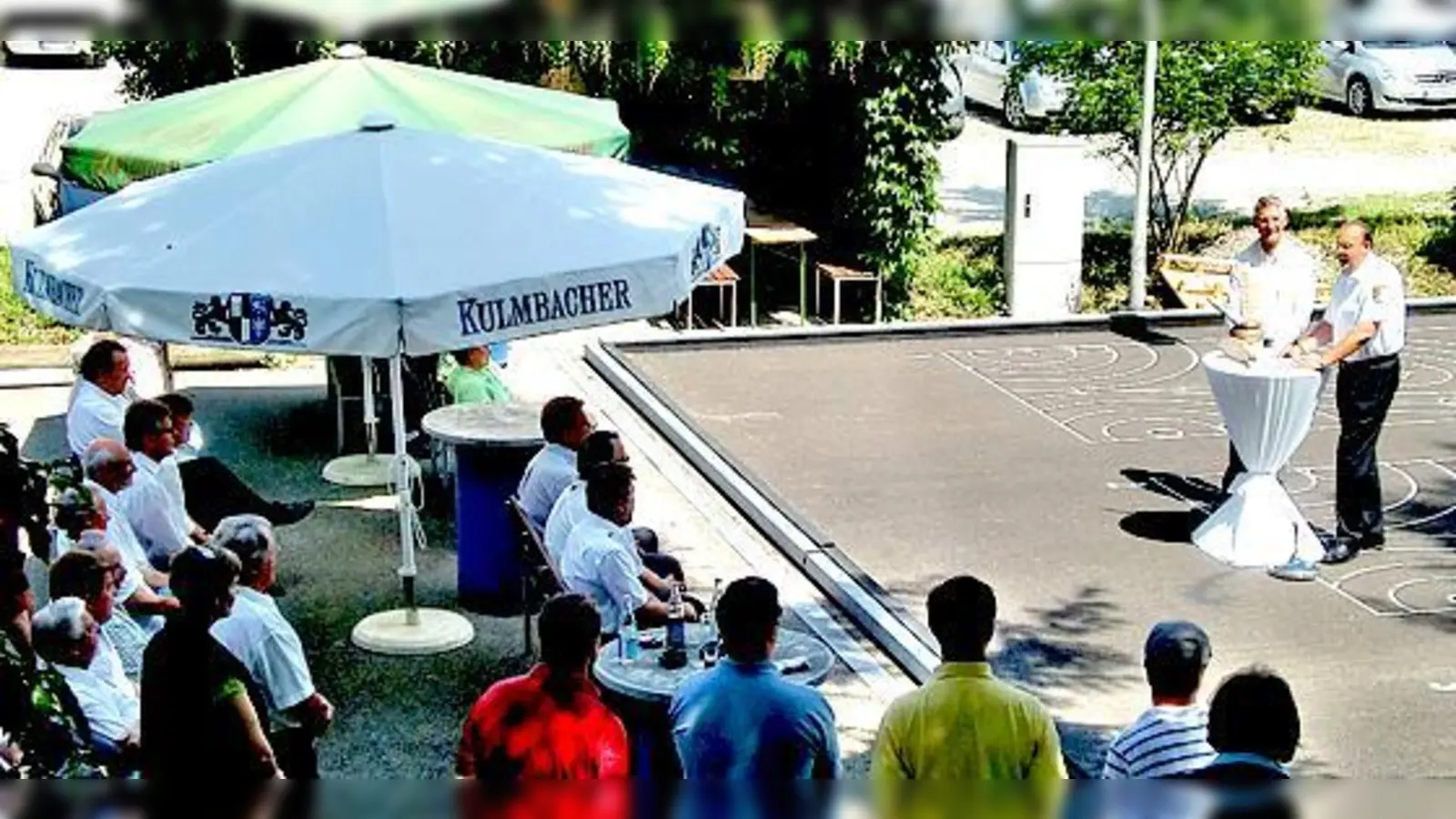 Vereinsvorstand Peter Schepanski (ganz rechts) auf den frischen Bahnen, die Pfarrer Dallos (2. von rechts) segnete.	 (Foto: SSV Landsham)