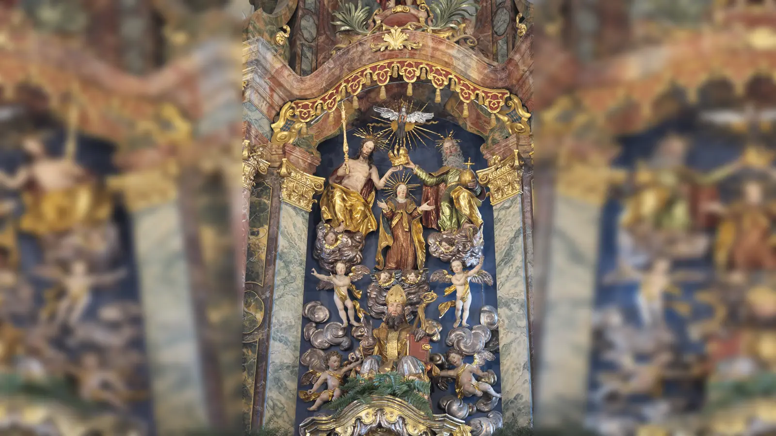 Der Hauptaltar in der Unterföhringer Kirche St. Valentin. (Foto: GFreihalter, CC BY-SA 3.0)