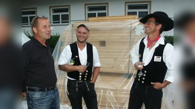 Architekt Peter Angele mit Benjamin Vogl und Zimmerermeister Josef Gigl (von links). (Foto: Sonnleitner)