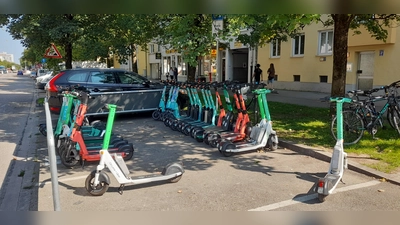 Die offizielle Abstellfläche für E-Scooter in der Gotthardstraße 59 ist nur selten so aufgeräumt.  (Foto: kö)