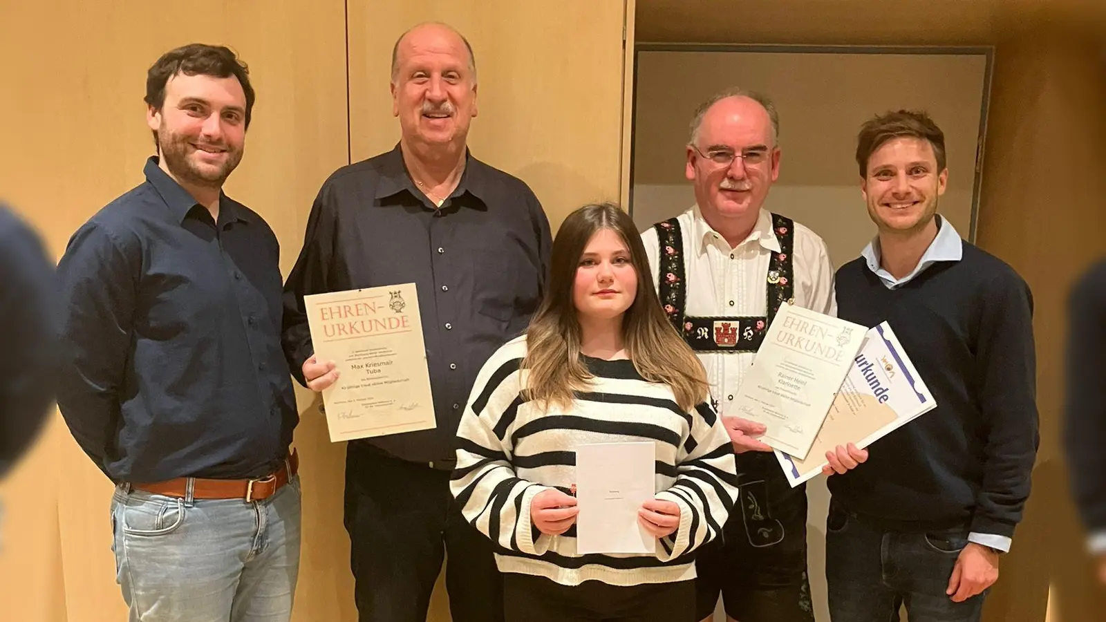 Ehrungen bei der Stadtkapelle Weilheim (von links): Anian Schwab (1. Dirigent), Max Kriesmair (Leiter des Bezirks Oberbayern im MON), Lilly Heine (Aufnahme in den Verein), Rainer Heinl (40 Jahre aktives Vereinsmitglied) und Johannes Reindl (1. Vorstand). (Foto: Stadtkapelle Weilheim)
