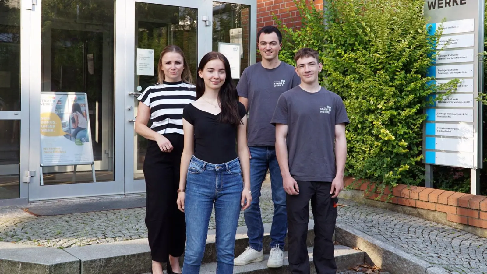 Personalleiterin Bettina Schlegel, Katharina Sommer (ausgebildete Kauffrau), Ausbilder Michael Bauer und Elektronikergeselle Paul Grabichler. (v.l.) Die beiden Gesellen wurden mit dem Staatspreis geehrt. (Foto: Stadtwerke Freising)