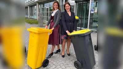 Kommunalreferentin Kristina Frank (li.) und Bürgermeisterin Verena Dietl stellen hier den Pilotversuch mit zwei Tonnen vor.  (Foto: LHM)