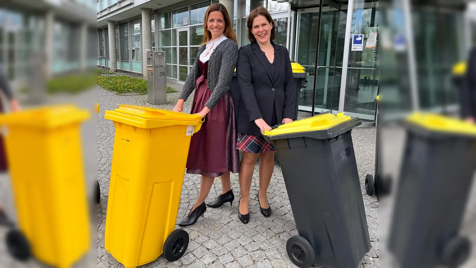 Kommunalreferentin Kristina Frank (li.) und Bürgermeisterin Verena Dietl stellen hier den Pilotversuch mit zwei Tonnen vor.  (Foto: LHM)