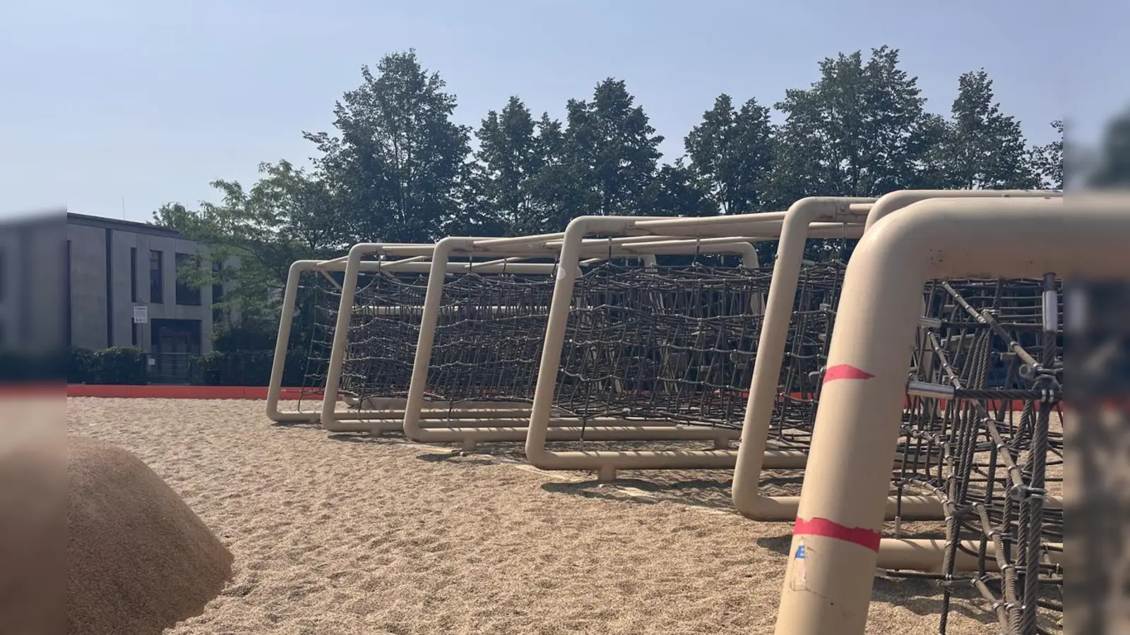Der Sonne ausgesetzte Spielgeräte auf dem Bahndeckel bei der Pfeuferschule. (Foto: B. Likus)