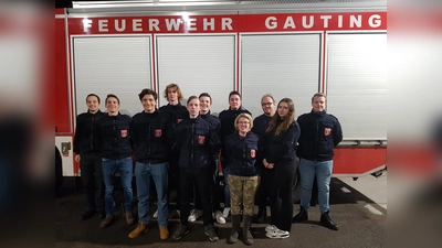 Nach der Wahl stellten sich der neue Jugendvorstand mit Jugendwart und -betreuern sowie dem Vereinsvorstand zum Foto auf. (Foto: FFW Gauting)