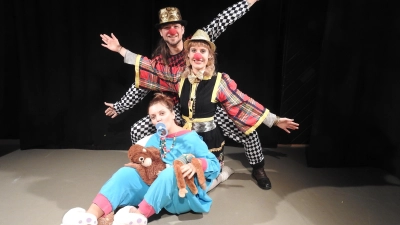 Die „Bühnenflöhe“ spielen das Stück „Die dumme Augustine“ von Otfried Preußler.  (Foto: Theater in der Au)