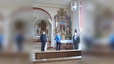 Josef Spindler von der Charlotte-Böhme-Roth-Stiftung (Mitte) gemeinsam mit  Pfarrer Roland Böckler (links), Pfarreiengemeinschaft Seefeld/ Wörthsee und Kirchenpfleger Jürgen Fein, Kirchenstiftung St. Michael Hechendorf, bei der symbolischen Scheckübergabe in St. Michael vor einem restaurierten Seitenaltar. (Foto: Martin Köbler)