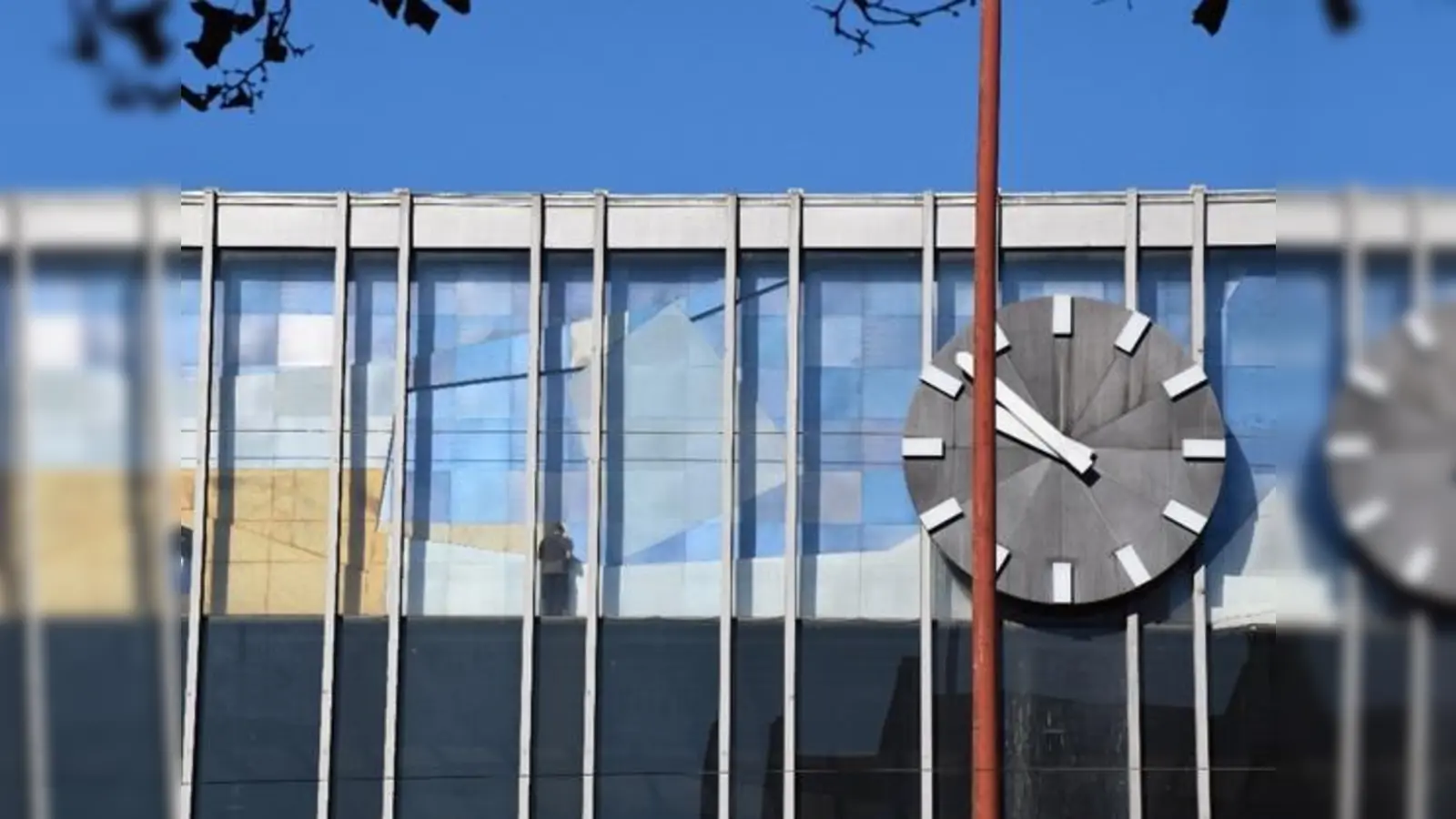 Die Demontage des Plattenreliefs hat bereits begonnen, am 24. Oktober folgte die Abnahme der Uhr.  (Foto: DB Netz AG)