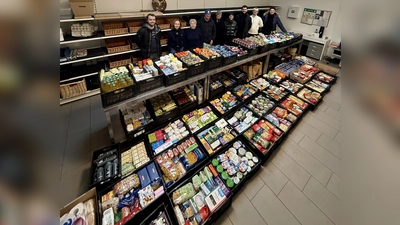 Ludwig Thalmair, Monika Fliedner (Gautinger Tafel), Madina Avkhadieva (Gautinger Tafel), Maximilian Platzer, Isabella Haller, Julia Wagner, Maximilian Kämmler, Maximilian März, Aaron Vonhausen (v. l.). (Foto: JU Gauting)
