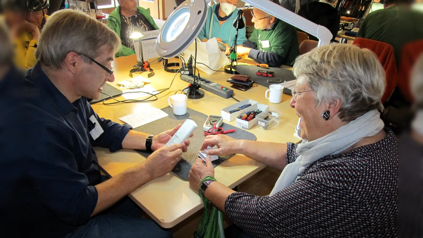 Zusammen reparieren spart nicht nur Geld und kostbare Rohstoffe, sondern kann darüber hinaus auch noch Spaß und Freude bereiten.  (Foto: Freie evangelische Gemeinde)