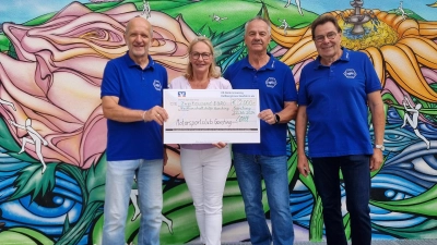 Angelika Faschinger von der Nachbarschaftshilfe nimmt den Spendenscheck von Gerhard Kölbl, Siegfried Baierl und Heinz Smoch (v. l. n. r.) vom Motorsportclub entgegen. (Foto: NBH)