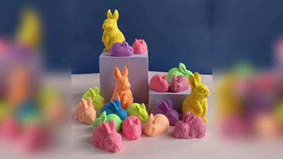 Mit bunten Hasen, aber auch vielen anderen Kunsthandwerken, erwartet der Künstlermarkt Westend kurz vor Ostern, am 16. März. (Foto: Westend Kreativ)