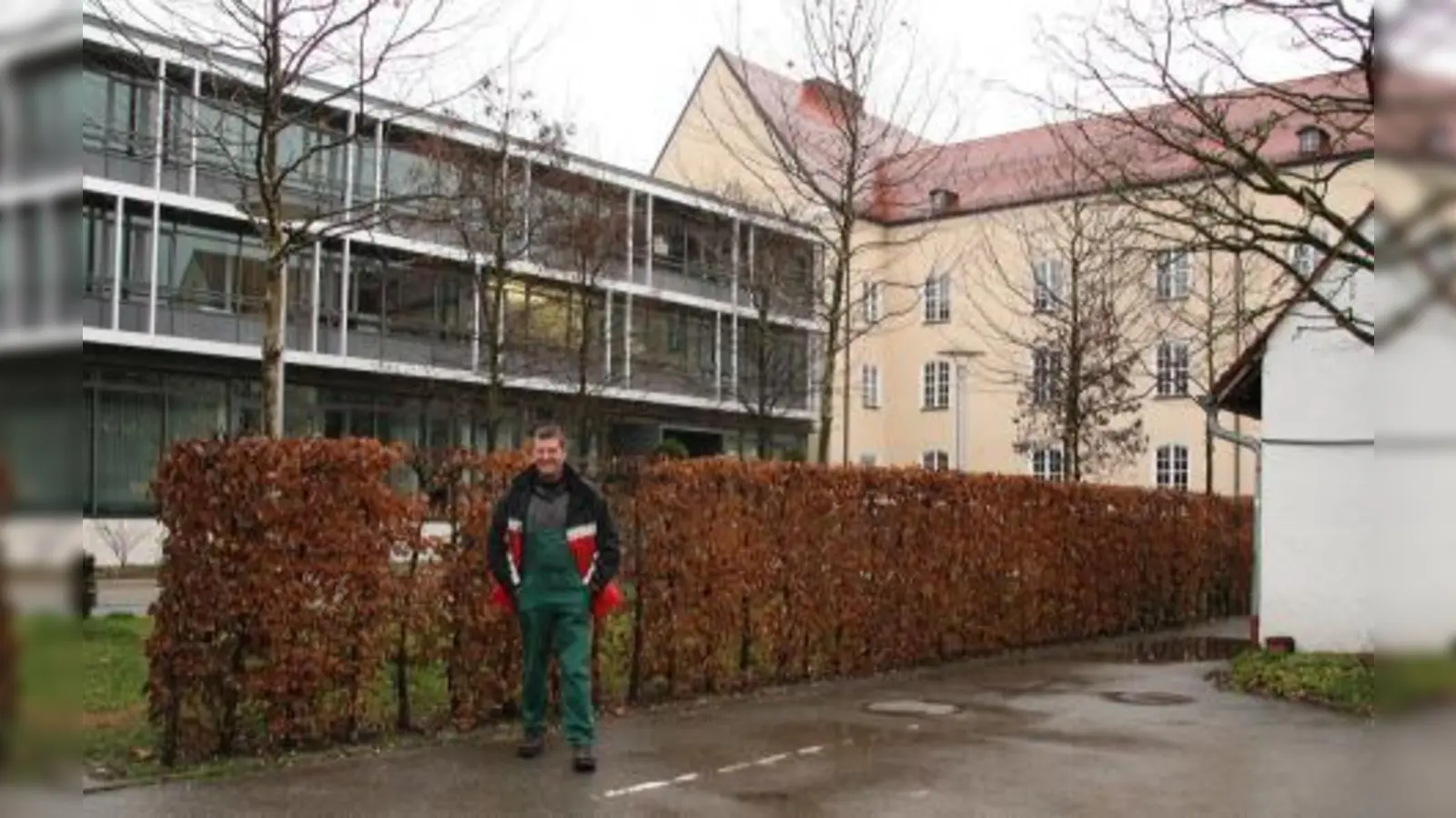 Um die Zufahrt der Händler zum Markt während der nächsten Monate erträglich zu gestalten, könnte ein Teil dieser Hecke fallen. So lauteten die Vorschläge von BA und AOK. Nach den Baumaßnahmen würde die Hecke wieder ersetzt. Diese Schnellmaßnahme stößt allerdings auf anonymen Widerstand. Gartenbauer und Gemüsehändler Ludwig Adler vor der fraglichen Hecke zwischen Markt und Standesamt. (Foto: US)