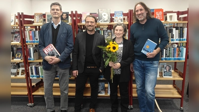 Der Direktor der Münchner Stadtbibliothek, Dr. Arne Ackermann, Kulturreferent Marek Wiechers, die Leiterin der Stadtbibliothek Schwabing, Anja Schifferdecker, und Stadtrat Dirk Höpner (v.l.n.r.) begingen das Jubiläum mit einem Festakt, zu dem auch zahlreiche Schwabinger erschienen.  (F.: Robert Bösl)
